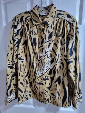 Stylish Alfred Dunner button-up shirt. Has cool tiger print design. Size 12.